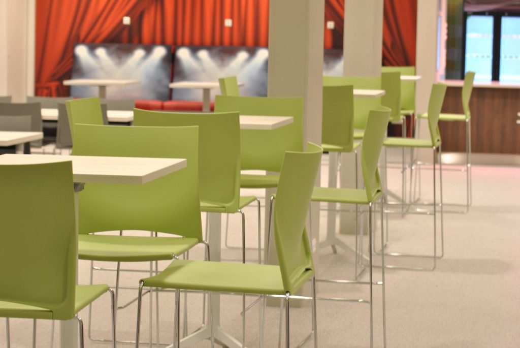 Groene barkrukken met tafels