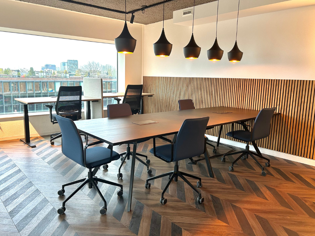 Vergadertafel en bureaus