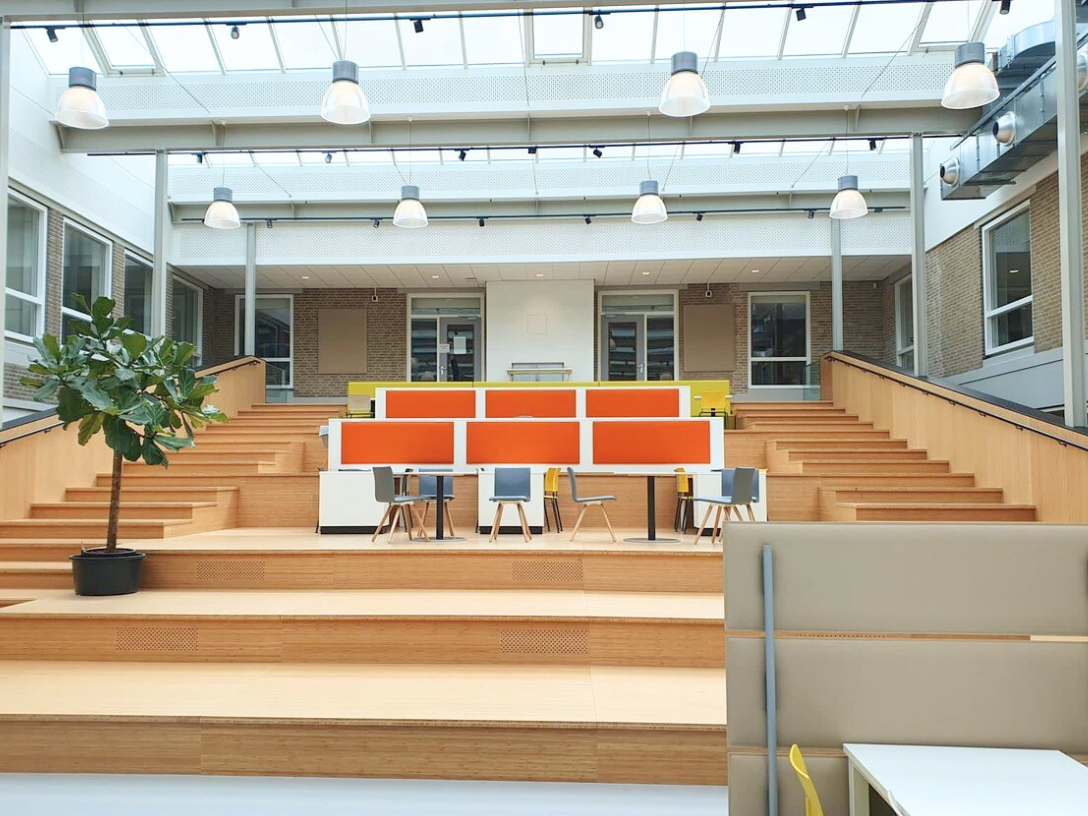 Akoestische panelen in een openbare schoolruimte