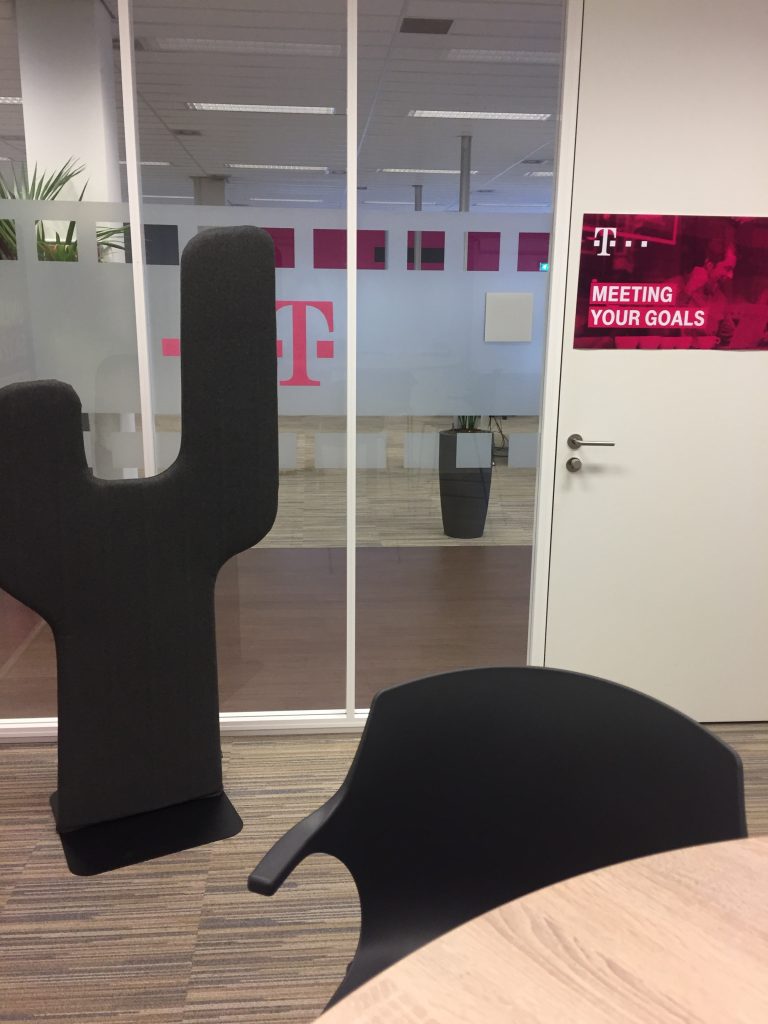 Hoge vergadertafel met akoestische cactus