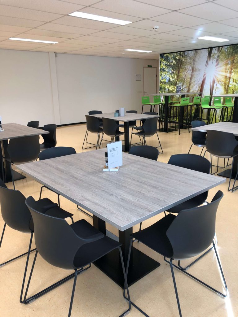 Stijlvolle zwarte kantinestoelen