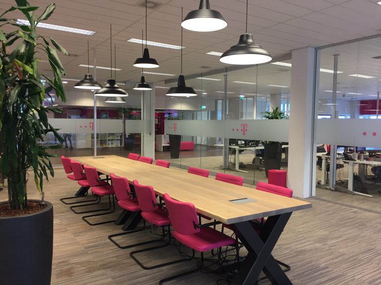 Lange boomstam vergadertafel