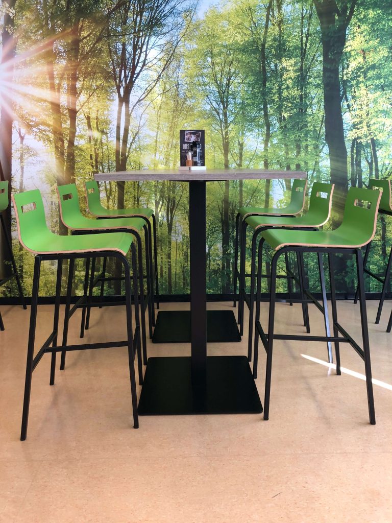 Hoge tafel met krukken