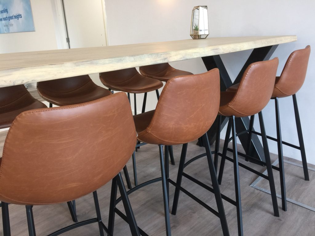 Kantoorinrichting HLG hoge tafel met vintage krukken