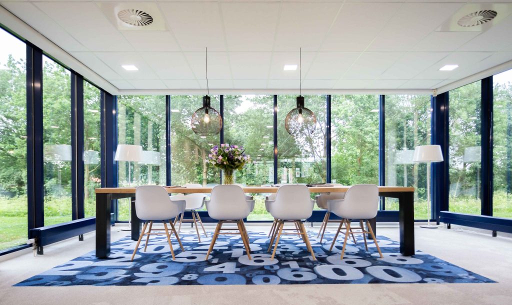Kantoorinrichting HLG overlegplek met massieve tafel en kuipstoelen