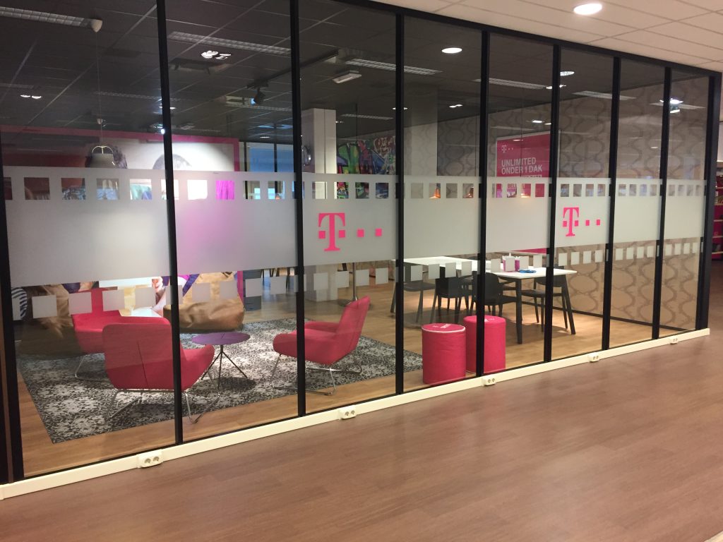 Zithoek met loungestoelen en zitzakken