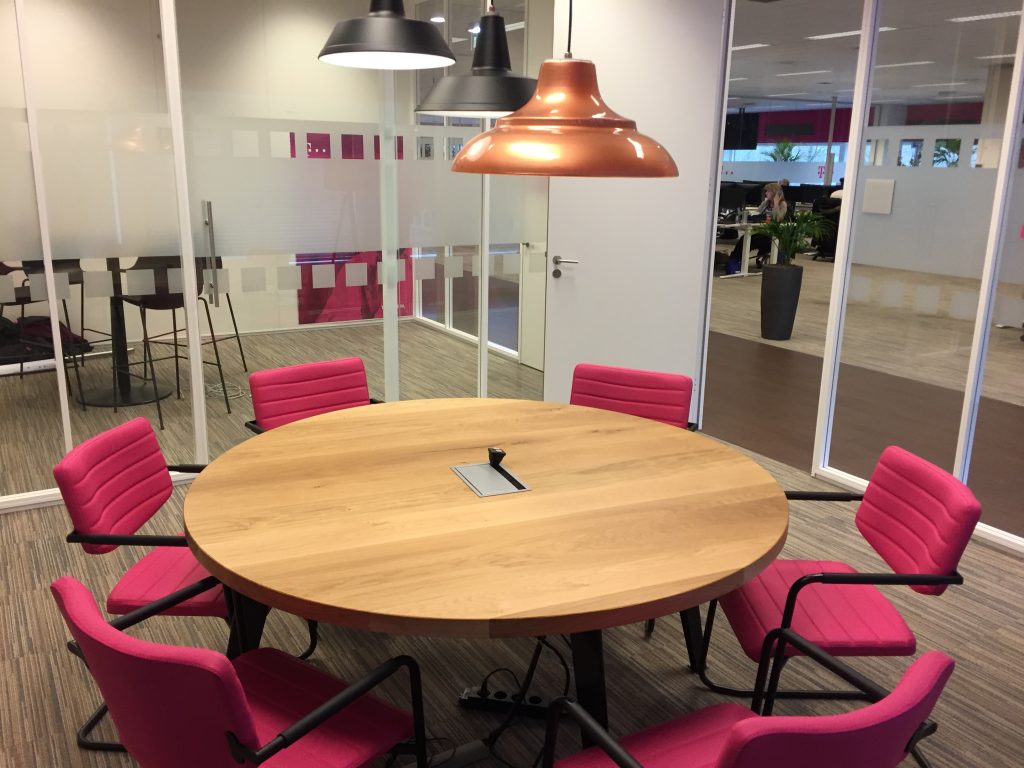 Overlegruimte met magenta roze stoelen
