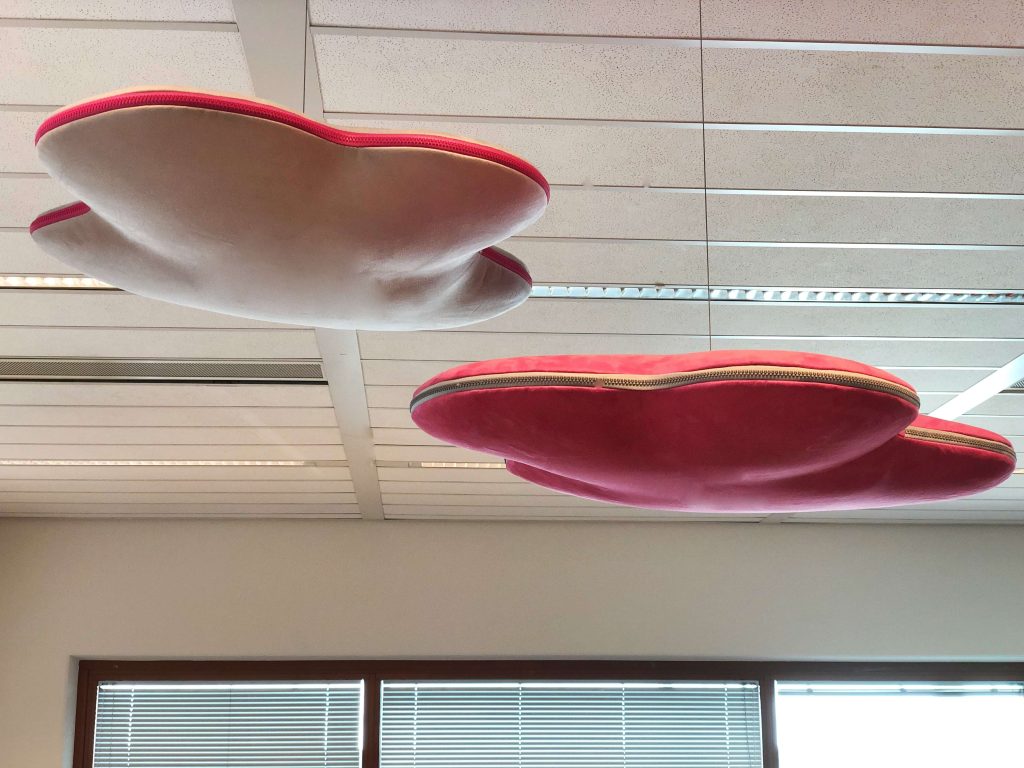 Akoestische wolken boven de werkplekken