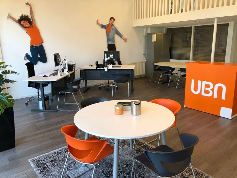 overlegplek in de huisstijl kleuren