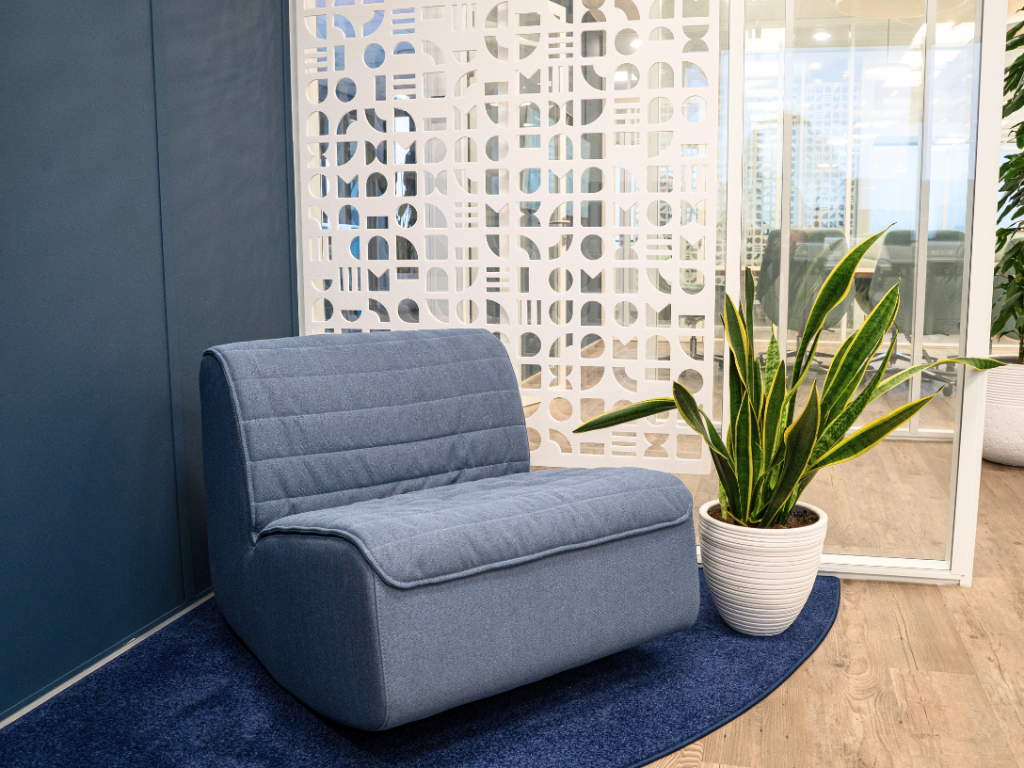 Zithoek met blauwe fauteuil bij Orange Cat