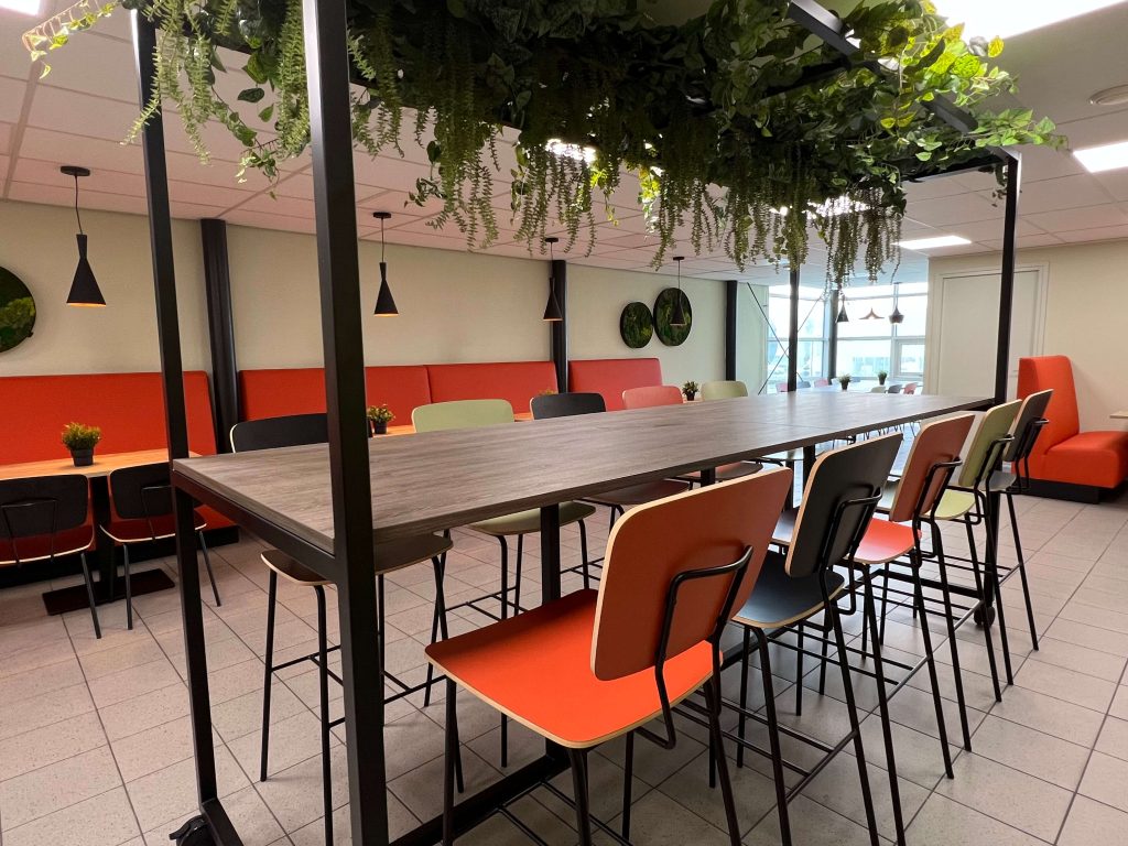 Hoge tafel met planten