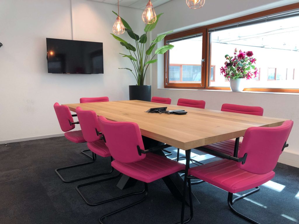 vergaderruimte met houten tafel