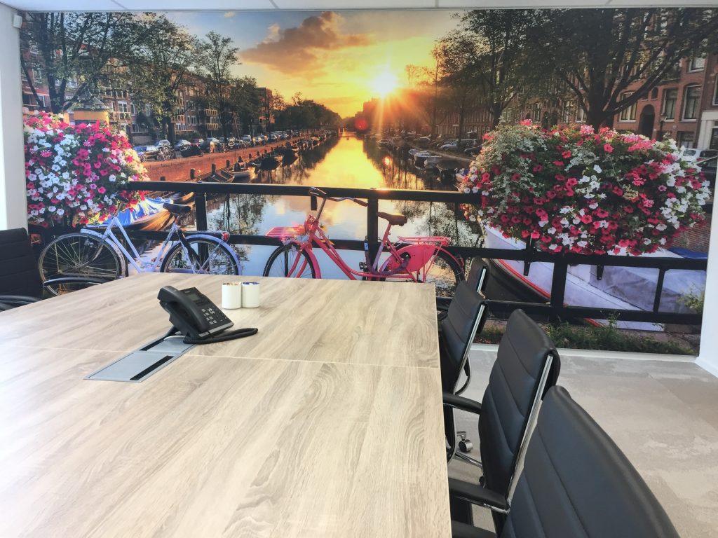 Kantoorinrichting HLG vergaderruimte met fotobehang
