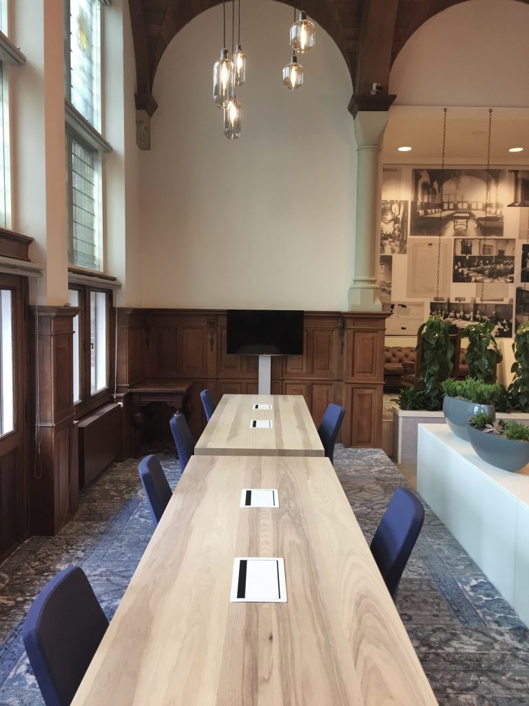 Raadzaal Gemeente Zeist vergadertafel