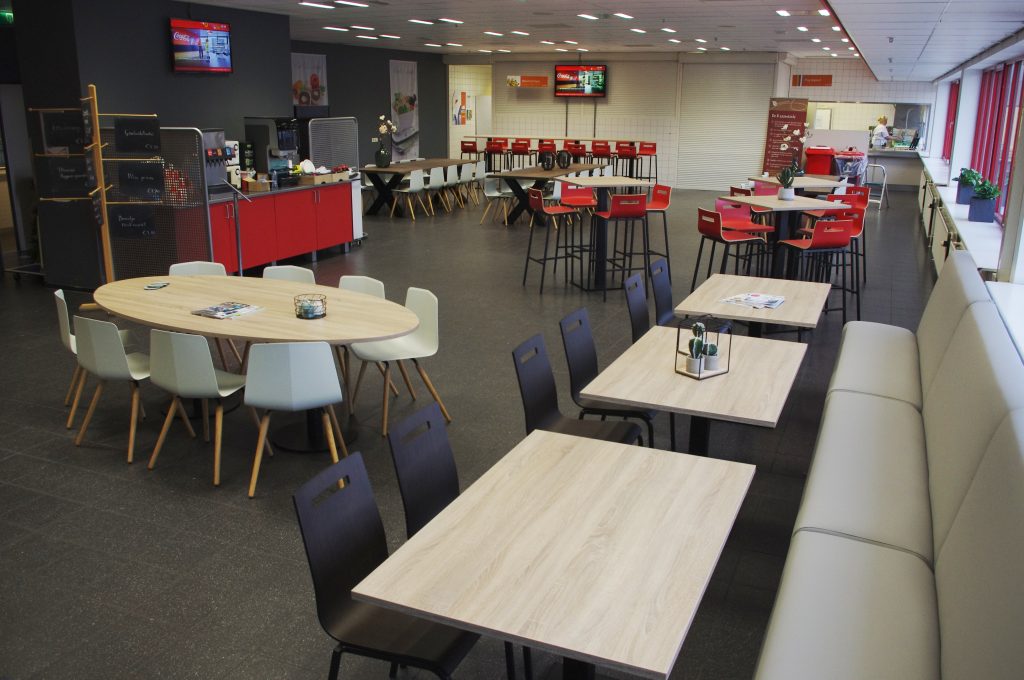 Kantine inrichting Coca Cola treinbanken en stoelen
