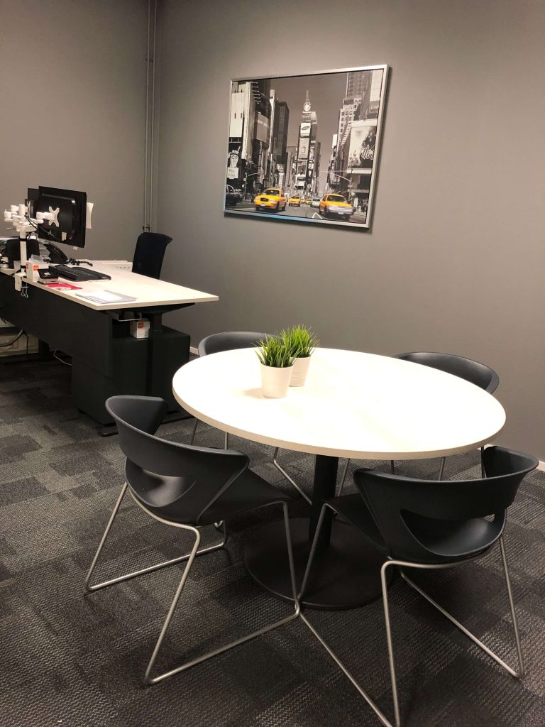 werkplek met vergadertafel