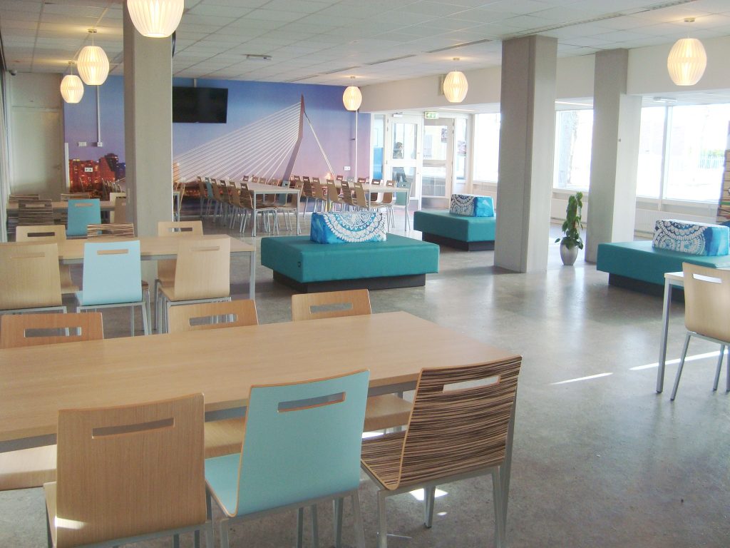 Kantine meubelen tafels en stoelen