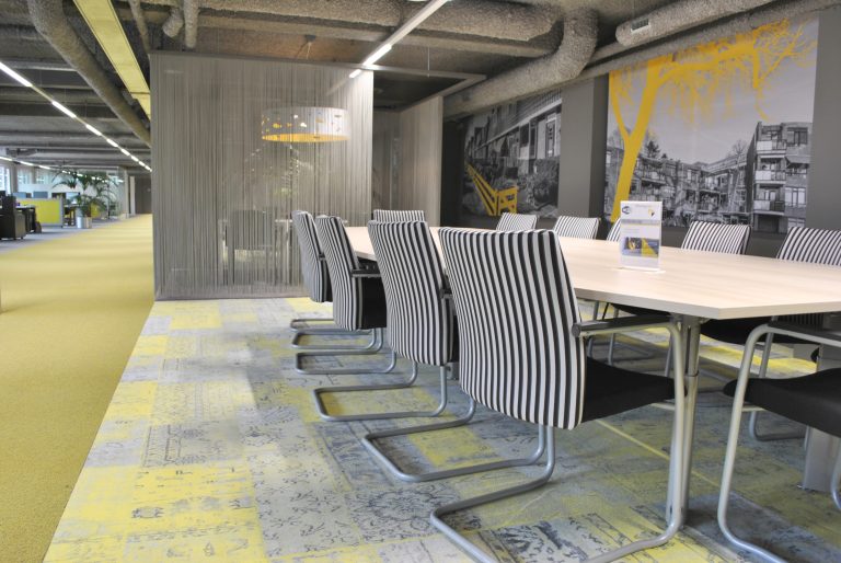Vergadertafel en vergaderstoelen met print