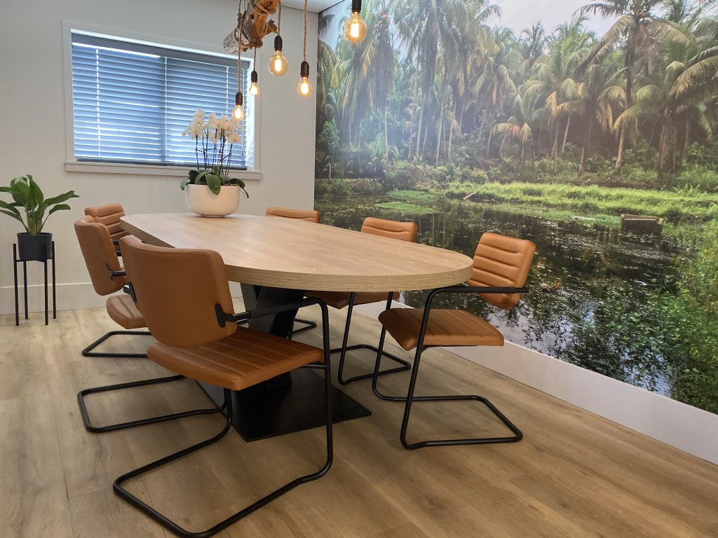 Vergaderruimte met groene fotowand