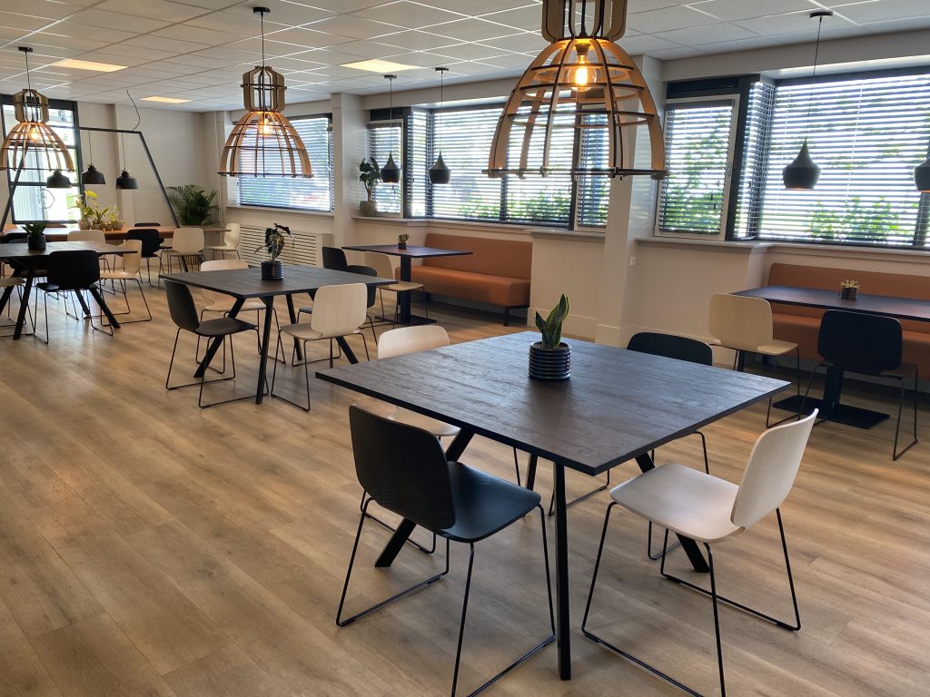 Kantine met verschillende zitjes