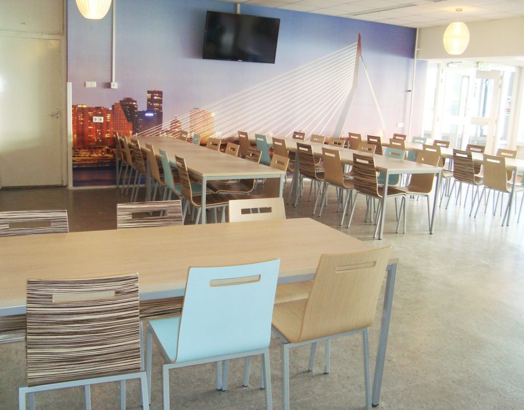 Kantine meubelen houten Oscar stoelen en tafels
