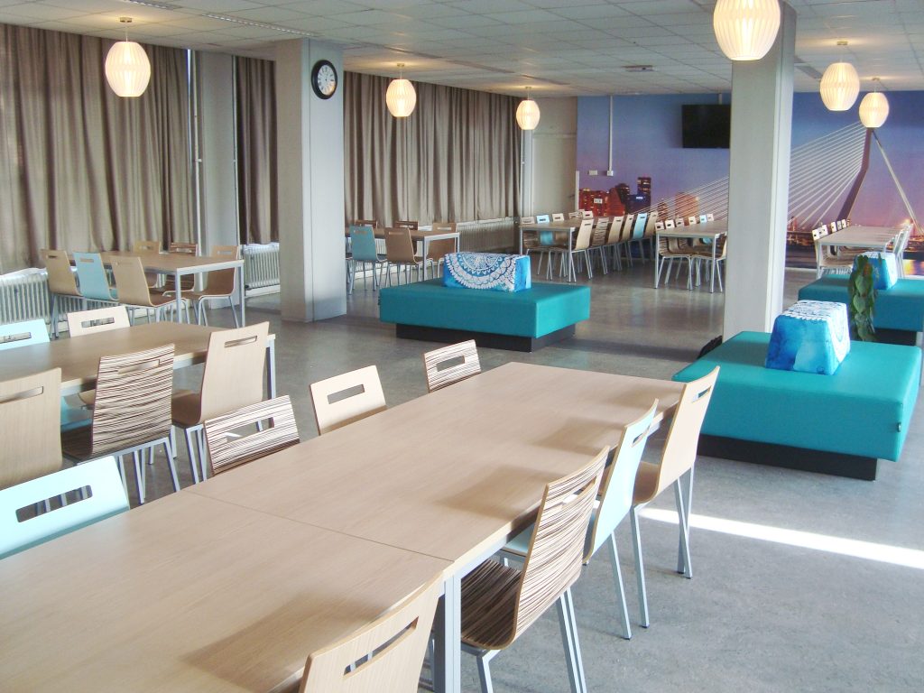 Kantinetafels en kantinestoelen