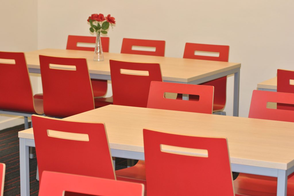 Stapelbare rode Oscar stoelen