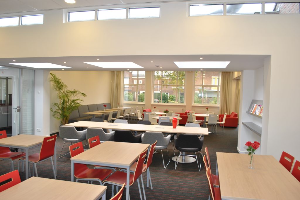 Kantine meubelen tafels en stoelen