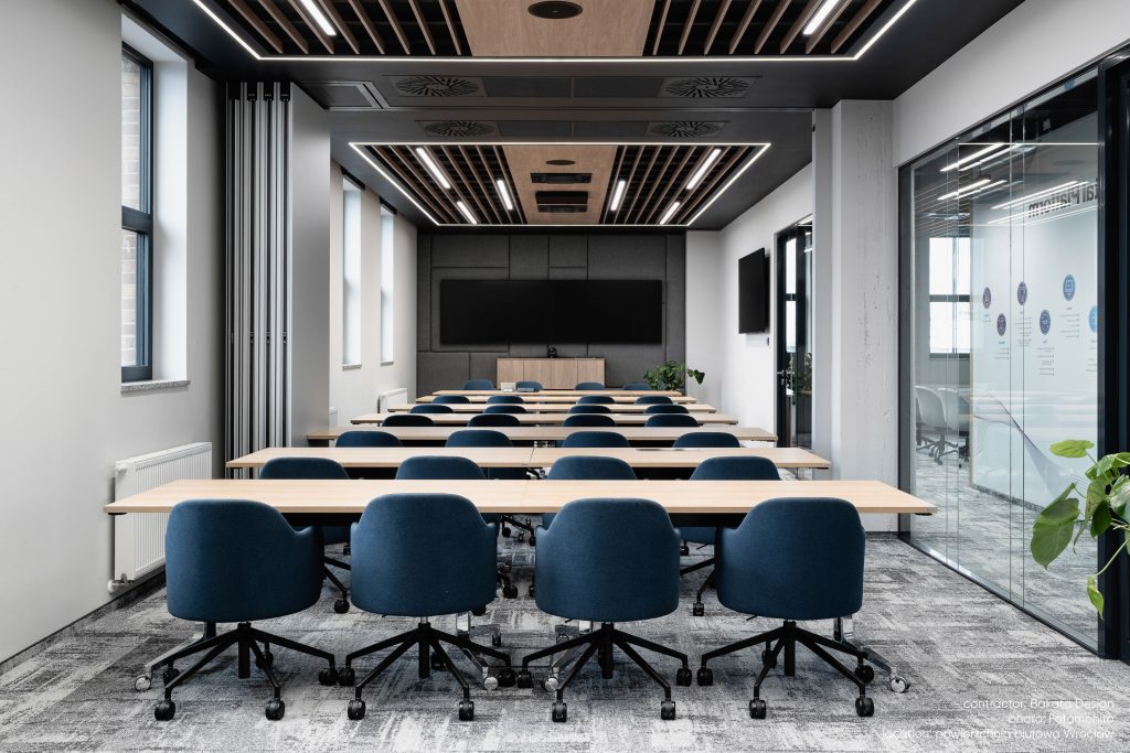 conference room met flos stoelen
