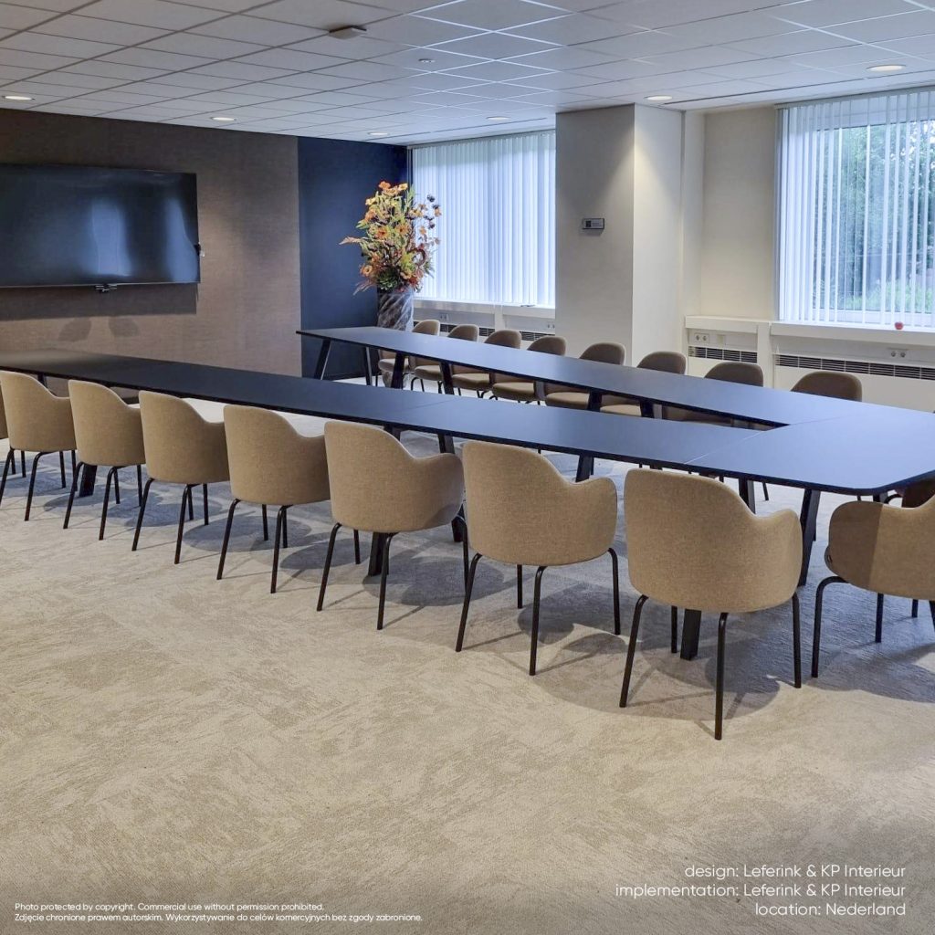 conference room met v tafel en flos stoelen