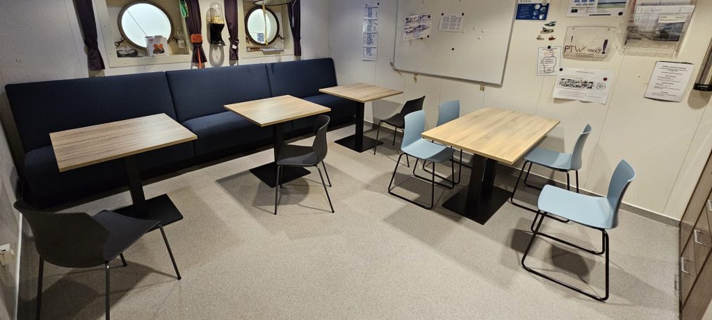 Personeelslounge met treinbanken