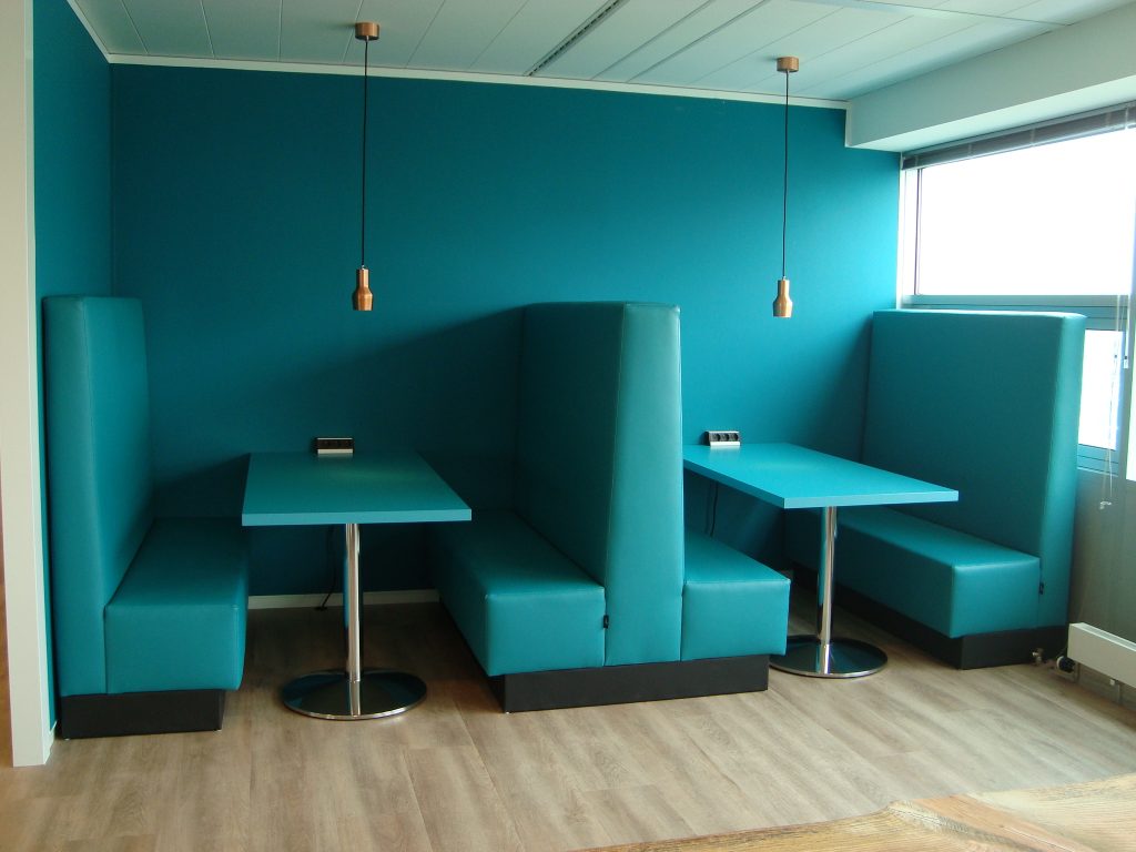 Blauwe dubbele treinbanken