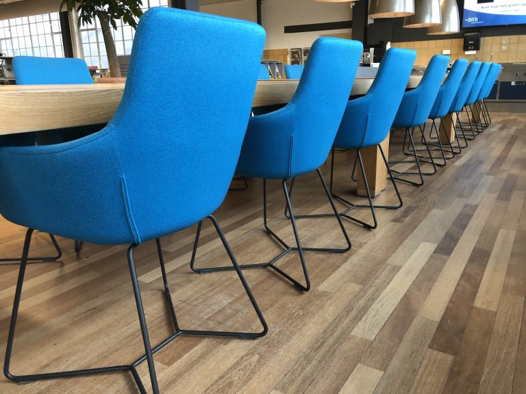 Helderblauwe stoelen