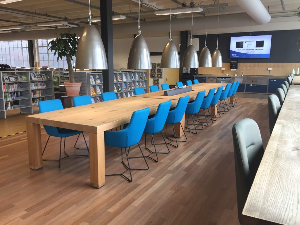 Blauw gestoffeerde stoelen