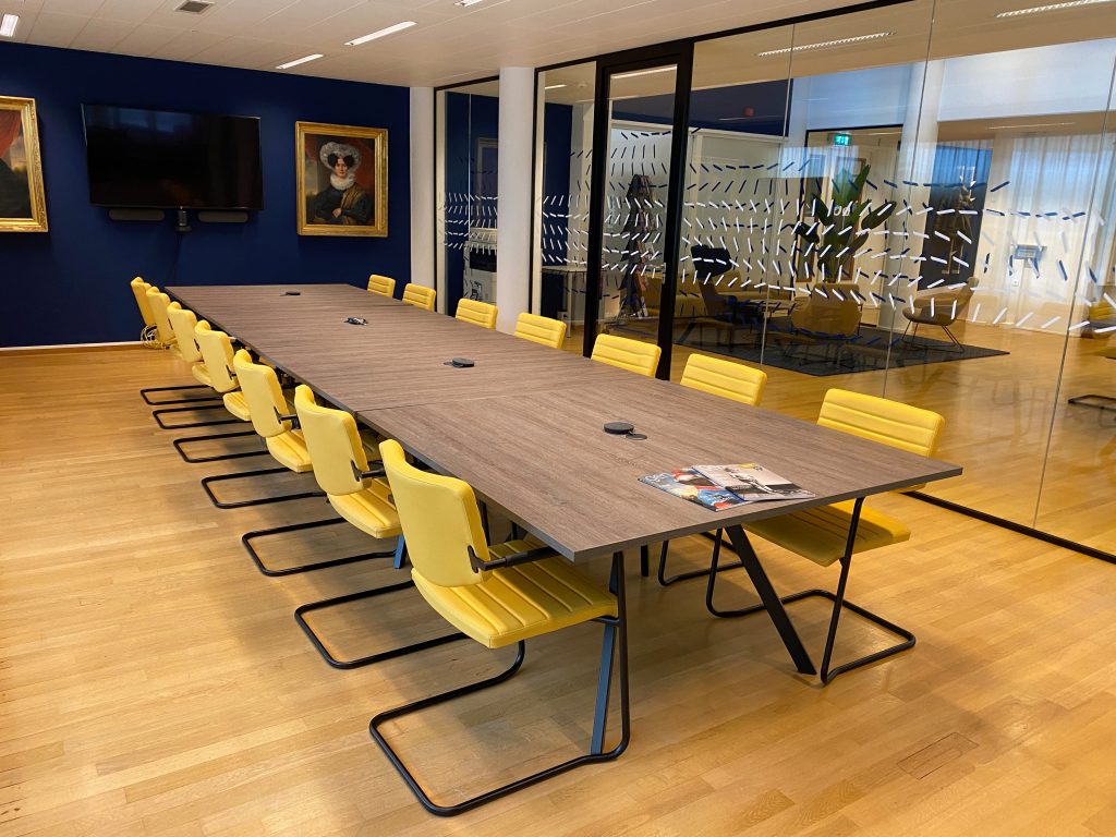 Vergadertafel met elektra