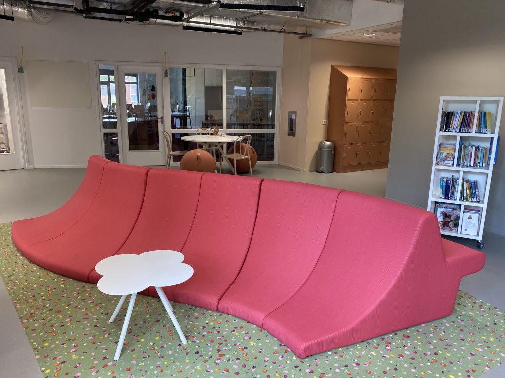 Stevige loungebank voor school