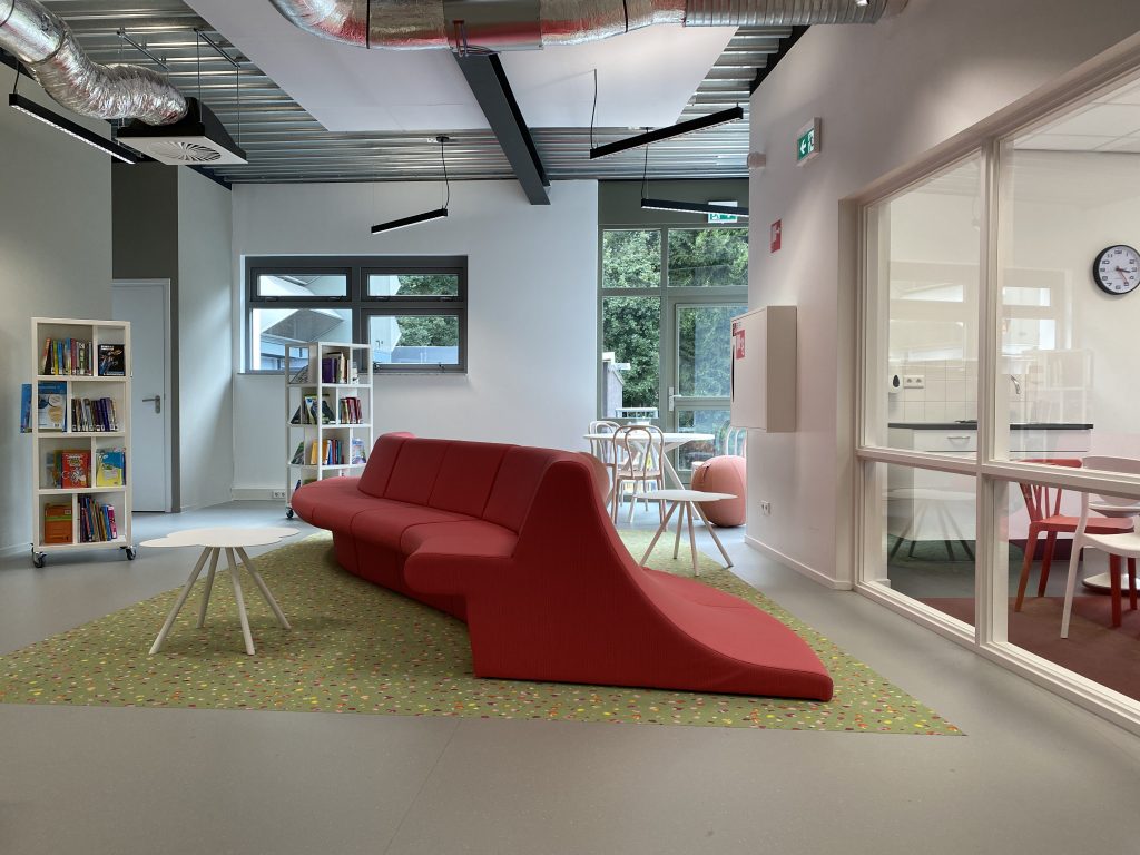Leerplein met modulaire bank