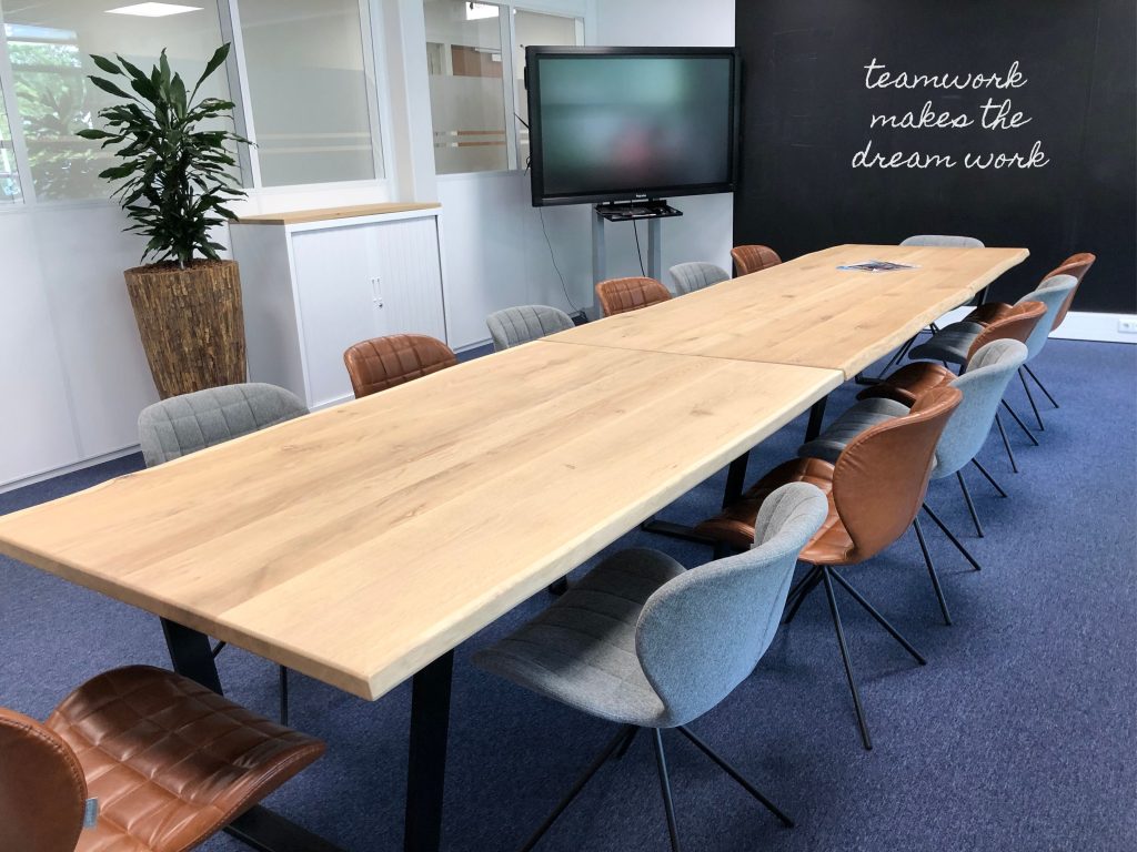 Massief houten vergadertafel