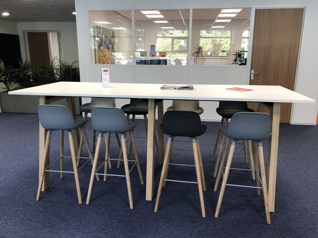 Hoge tafel met krukken