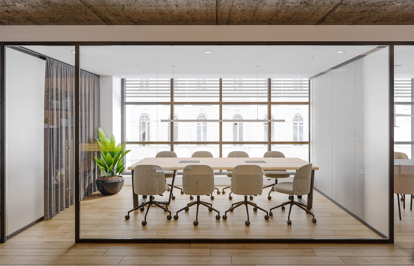 Moderne kantoorruimte met conference tafel en flos stoelen