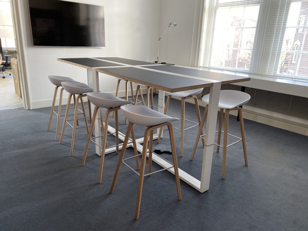Hoge design vergadertafel