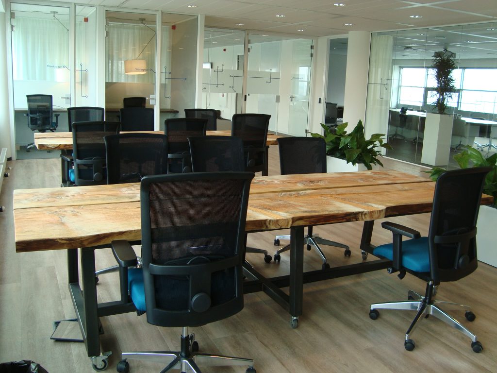 Verrijdbare massief houten tafel