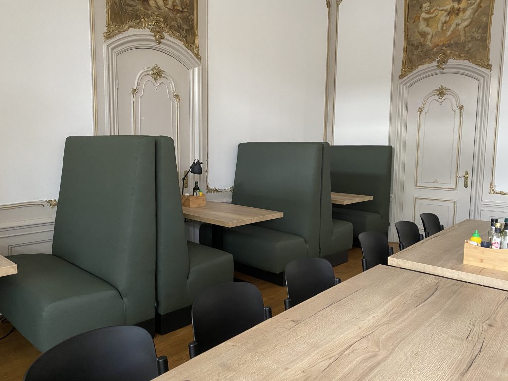 Treinbanken in coupé opstelling