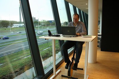 Bureaufiets onder zit-sta bureau