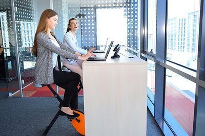Fietsstoel onder bureau - gezond werken