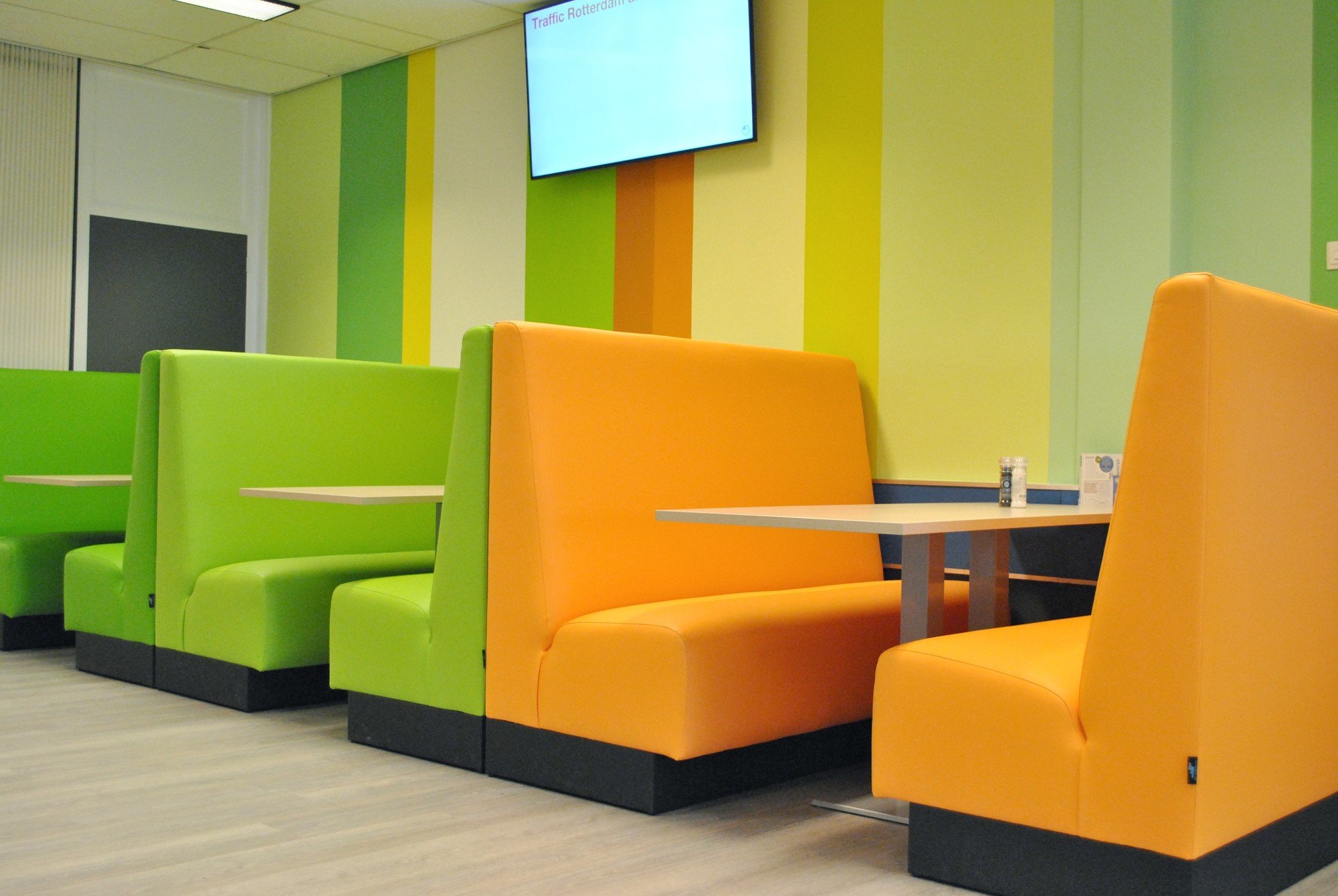 Gekleurde treinbanken kantine