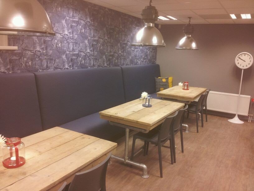 Kantine inrichting - wandbanken op maat - kantine bank