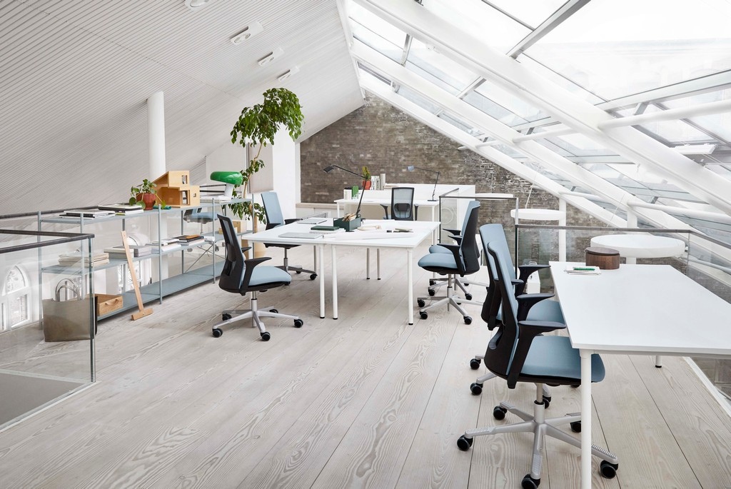 HAG Futu bureaustoelen met blauwe zitting.