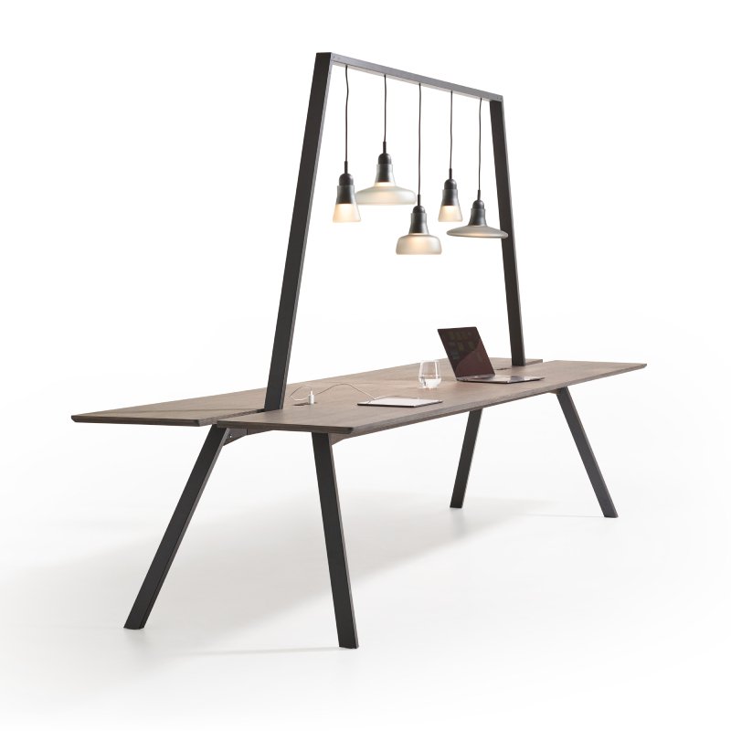 Tafel met stang boven de tafel