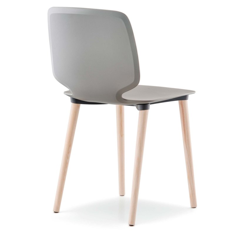 Kunststof stoel met houten poten